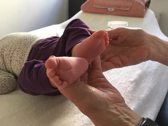 Baby får nænsom zoneterapi Baby får zoneterapi til for at skabe balance i kroppen