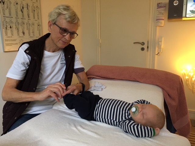 Baby slapper helt af under sessionen Baby får zoneterapi under fødderne af Lena Hartmann