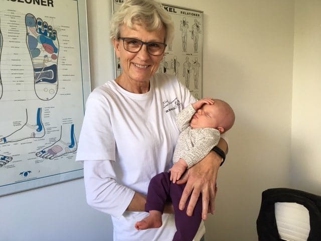 Lena Hartmann holder baby til babyzoneterapi session